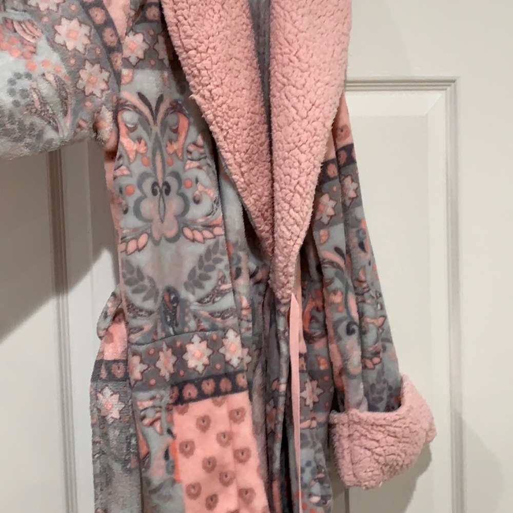 Beautiful Artology bath robe NWOT